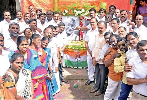 அரசியல் கட்சிகள் சார்பில் காந்தி, காமராஜர் உருவப்படங்களுக்கு மரியாதை