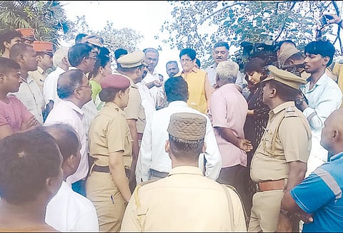 கீழ்சாத்தமங்கலம் ஏரியில் கவர்னர் கிரண்பெடி ஆய்வு ஆக்கிரமிப்புகளை அகற்றி தூர்வார உத்தரவு