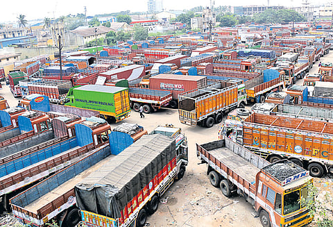 அத்தியாவசிய பொருட்களின் போக்குவரத்து முடக்கம்: தமிழகம் முழுவதும் 5 லட்சம் லாரிகள் ஓடவில்லை