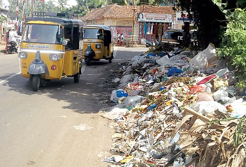 சாலையோரங்களில் குவிந்து கிடக்கும் குப்பைகள் அகற்ற கோரி வியாபாரிகள் நாளை கடையடைப்பு