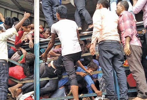 கனமழையே மும்பை எல்பின்ஸ்டோன் ரயில் நிலைய நெரிசலுக்கு காரணம்: விசாரணை அறிக்கையில் தகவல்