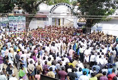 குப்பைகளை அகற்ற கோரி நகரசபை அலுவலகத்தை பொது மக்கள் முற்றுகை வியாபாரிகள் கடையடைப்பு