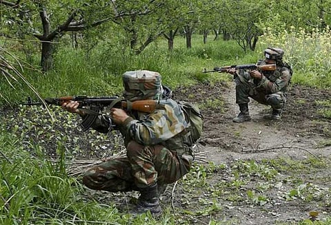 ஜம்மு காஷ்மீர்: எல்லையில் பாகிஸ்தான் ராணுவம் அத்துமீறி தாக்குதல்