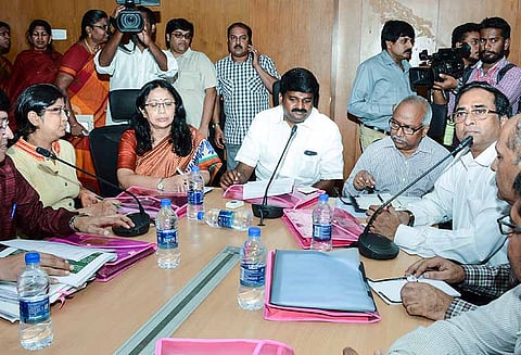 டெங்கு காய்ச்சல் மத்திய குழு சென்னை வருகை தமிழக சுகாதார அதிகாரிகளுடன் ஆலோசனை