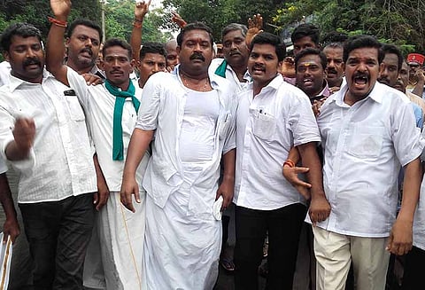 புதுவையில் விவசாயிகள் மீது போலீஸ் தடியடி எம்.எல்.ஏ. சட்டை கிழிந்தது