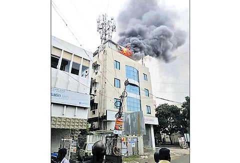 நுங்கம்பாக்கத்தில் செல்போன் டவரில் தீ விபத்து