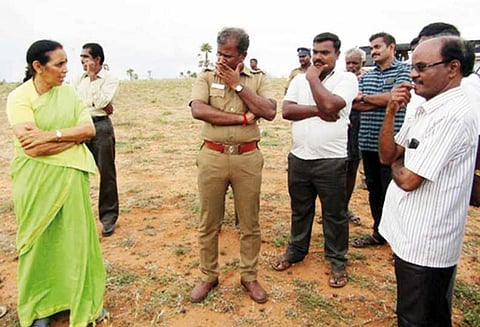 ஆலங்குளத்தில், டாஸ்மாக் கடையை அகற்றக்கோரி பொதுமக்கள் 2-வது நாளாக போராட்டம்