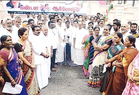 அமித்ஷா மகனை கைது செய்யக்கோரி காங்கிரஸ் கட்சியினர் ஆர்ப்பாட்டம்