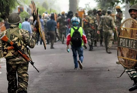 டார்ஜிலிங்கில் போலீஸ் சப்–இன்ஸ்பெக்டர் சுட்டுக்கொலை கூர்க்காலாந்து ஆதரவாளர்கள் வெறிச்செயல்