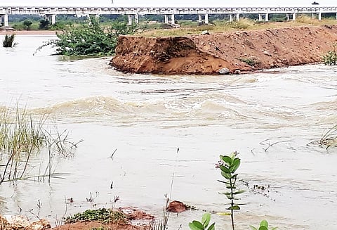 பண்ருட்டி கண்டரக்கோட்டை தென்பெண்ணையாற்றில் வெள்ளப்பெருக்கு தடுப்பணை உடைந்தது