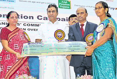 ஆந்திர மாநிலத்தில் இலவச காப்பீடு திட்டம்: மத்திய அரசுடன் கலந்து ஆலோசித்து தமிழகத்தில் செயல்படுத்த வேண்டும்