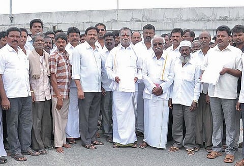 ஓசூர் நகராட்சியுடன் ஊராட்சிகளை இணைக்க எதிர்ப்பு: நிறைவேற்றப்பட்ட தீர்மான நகல்கள் ஓப்படைப்பு