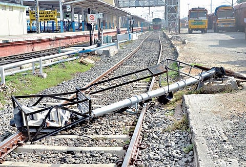 லாரி மோதியதில் ரெயில்வே சிக்னல் கம்பம் சாய்ந்தது