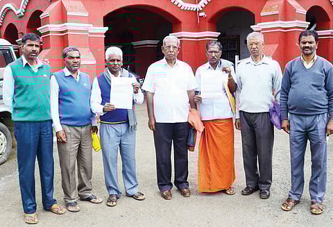 இடுஹட்டி கிராமத்தில் உள்ள டாஸ்மாக் மதுக்கடையை அகற்றக்கோரி கலெக்டரிடம் மனு