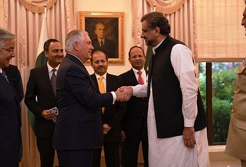 உங்கள் மண்ணில் இருந்து இயங்கும் பயங்கரவாதிகளை அழித்தொழியுங்கள்: பாக். பிரதமரிடம் டில்லர்சன் வலியுறுத்தல்