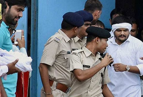 காவல்துறை கைது செய்ய நினைத்தால் சரண்டர் ஆக தயார்: ஹர்திக் படேல் ஆவேசம்