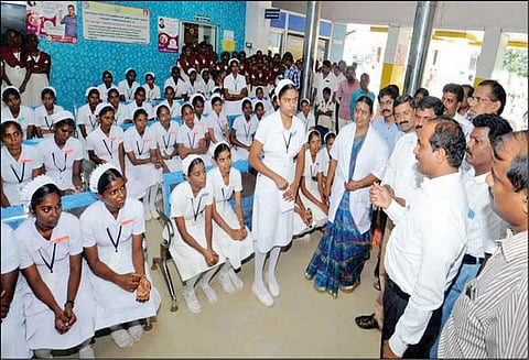 கொசு ஒழிப்பு பணியில் ஈடுபடும் மாணவிகளுக்கு களப்பணி பயிற்சி