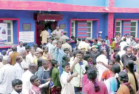 போனஸ் தொகையை திருப்பி செலுத்தி தொழிலாளர்கள் போராட்டம்