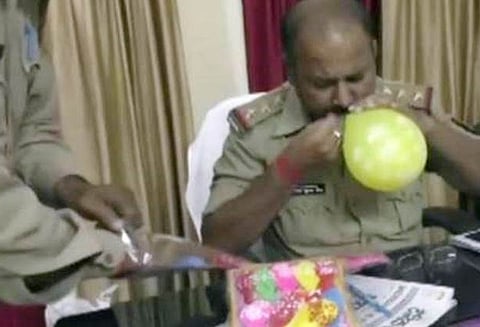 கடையில் ‘பாகிஸ்தானை விரும்புகின்றேன்’ என்ற வாசகம் அடங்கிய பலூன்கள்! இருவர் கைது