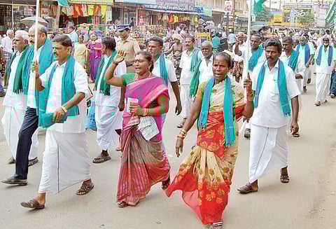 கோவில்பட்டியில் இருந்து திருச்செந்தூருக்கு விவசாயிகள் நடைபயணம் பயிர் காப்பீட்டு தொகை வழங்க கோரிக்கை