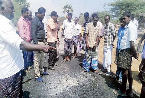 விளாத்திகுளம் அருகே தரமற்ற சாலை பணி நிறுத்தம் பொதுமக்கள் போராட்டம் எதிரொலி