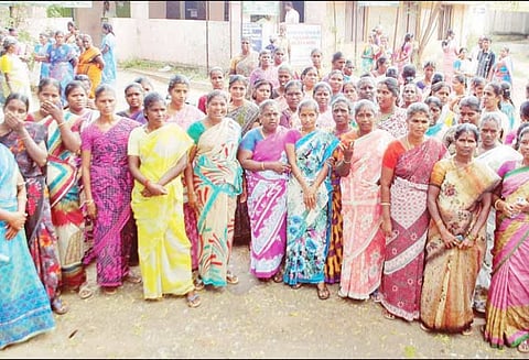 சம்பள தொகை கொடுக்காததால் வடக்கு ஒன்றிய அலுவலகத்தை முற்றுகையிட்ட பணியாளர்கள்