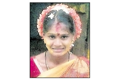 கும்மிடிப்பூண்டி அருகே காதல் திருமணம் செய்த பெண் தீக்குளித்து தற்கொலை