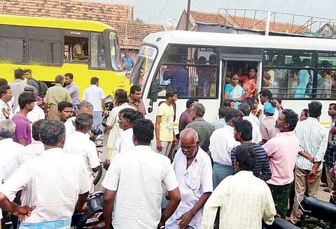 நத்தக்காடையூரில் பனியன் நிறுவன வேனை சிறைபிடித்த பொதுமக்கள்