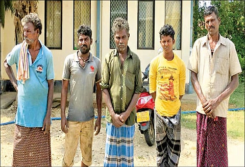 எல்லை தாண்டி மீன் பிடித்ததாக தமிழக மீனவர்கள் 5 பேர் சிறைபிடிப்பு