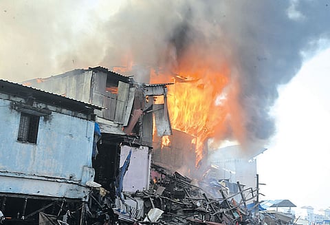 மும்பையில் ரெயில் நிலையம் அருகே பயங்கர தீ விபத்து; ரெயில் சேவை பாதிப்பு 20 குடிசைகள் எரிந்து நாசம்