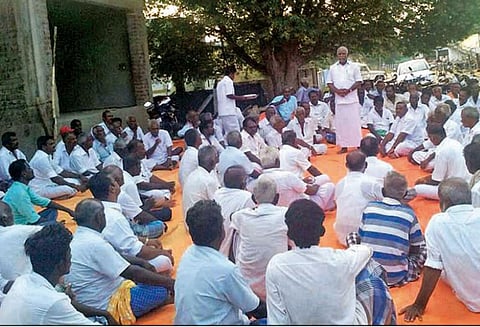 பயிர் இழப்பீட்டு தொகையை முழுமையாக வழங்க வலியுறுத்தி ஆர்ப்பாட்டம்