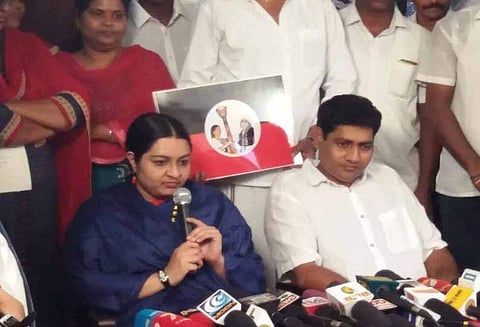 கொலை மிரட்டல் விடுத்ததாக டிரைவர் மீது புகார் கூறிய கணவருடன் தீபா மீண்டும் மோதல்