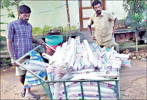 கம்பத்தில் வீட்டில் இருந்த 50 கிலோ பாலித்தீன் பைகள் பறிமுதல்