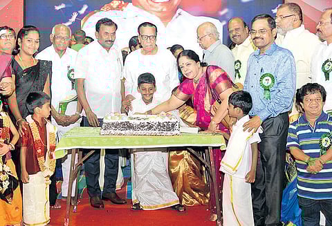 வள்ளல் தன்மையுடன் வாழ்ந்த வரலாறு: கடைசி மனிதன் உள்ளவரை எம்.ஜி.ஆர். புகழ் நிலைத்து நிற்கும்