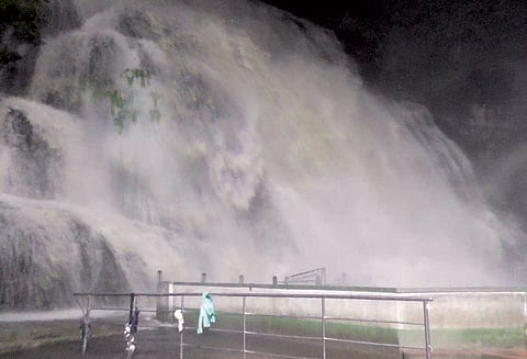 நெல்லை மாவட்டத்தில் 3-வது நாளாக மழை குற்றாலம் மெயின் அருவியில் வெள்ளப்பெருக்கு