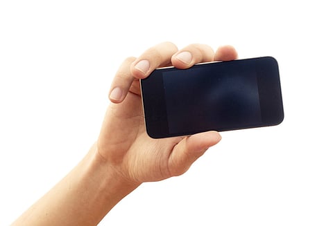 ‘செல்பி’ எடுத்தபோது ஆற்றில் தவறி விழுந்த நடனக்கலைஞர் தீயணைப்பு துறையினர் மீட்டனர்