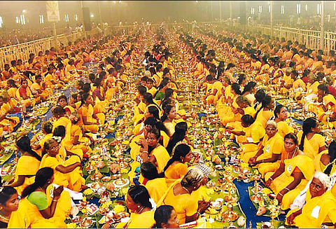 ஆதி சிவசக்தி ஞானபீடத்தில் 10 ஆயிரத்து 8 பெண்கள் திருவிளக்கு பூஜை செய்து கின்னஸ் சாதனை