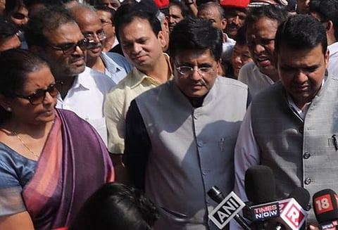 23 பேரை பலி கொண்ட ரெயில் நிலையத்தில் புதிய நடைமேம்பாலம் கட்ட ராணுவம் உதவி செய்யும்: பட்னாவிஸ்