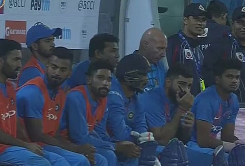 நியூசிலாந்துக்கு எதிரான போட்டியின் போது விராட் கோலி வாக்கி டாக்கியில் பேசியதாக சர்ச்சை