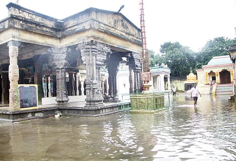 4-வது நாளாக பலத்த மழை: வைத்தீஸ்வரன்கோவிலில் 300 வீடுகளை வெள்ளம் சூழ்ந்தது