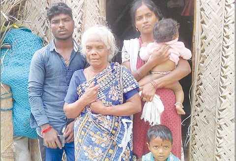 நெடுந்தீவு அருகே மீன்பிடித்துக் கொண்டிருந்த மீனவர்கள் 13 பேர் இலங்கை கடற்படையால் சிறைபிடிப்பு