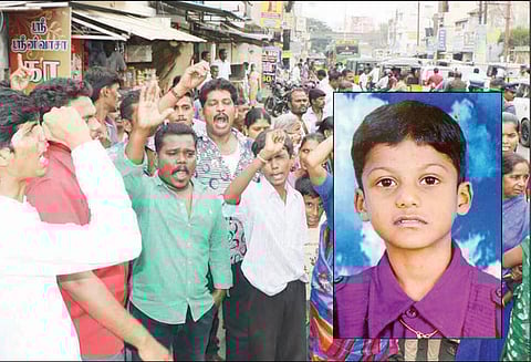 சேலத்தில் டெங்கு காய்ச்சலுக்கு 2 சிறுவர்கள் பலி சாலை மறியலுக்கு முயன்றதால் பரபரப்பு