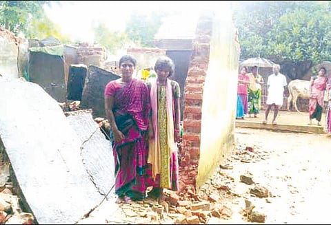 கிராமத்தில் பரவலாக மழை: தொகுப்பு வீடு இடிந்து விழுந்தது அதிர்ஷ்டவசமாக தாய், மகள் உயிர் தப்பினர்