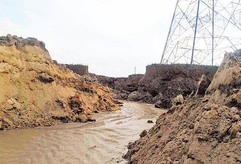 தேங்கிய மழைநீரால் மண் அரிப்பு வடசென்னை அனல் மின்நிலைய உயர்கோபுரம் கீழே விழும் அபாயம்