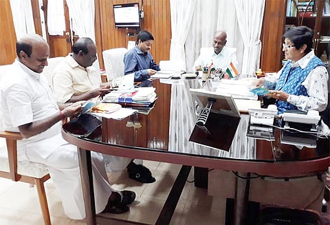 கவர்னர் கிரண்பெடியுடன் அமைச்சர் கந்தசாமி சந்திப்பு சந்தேகங்களுக்கு நேரில் விளக்கம் அளித்தார்