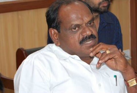 இரட்டை இலை சின்னத்திற்கும் வருமான வரி துறை சோதனைக்கும் தொடர்பில்லை: வைத்திலிங்கம் எம்.பி. பேட்டி