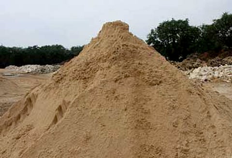 மணல் கடத்திய 9 பேர் கைது