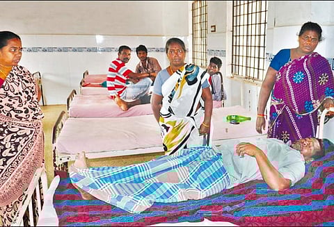 ராட்சத அலையில் சிக்கி கடலில் படகு கவிழ்ந்தது; மீனவர் மாயம் தேடும் பணி தீவிரம்