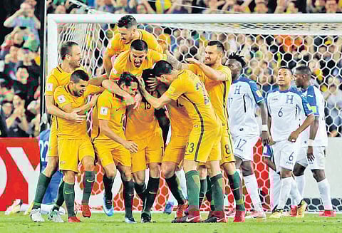 உலக கோப்பை கால்பந்து: டென்மார்க், ஆஸ்திரேலியா அணிகள் தகுதி