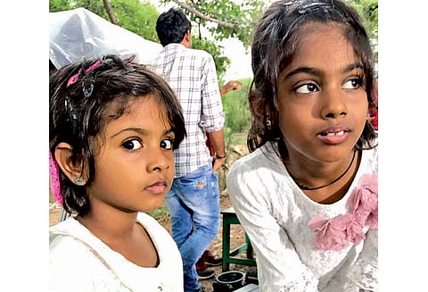 அக்காள்-தங்கை காரில் கடத்தல் 13 மணி நேரத்தில் வீட்டின் அருகே கடத்தல்காரர்கள் விட்டு சென்றனர்